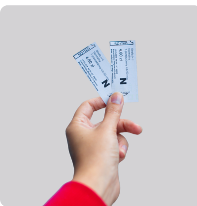 Mano sujetando dos tickets